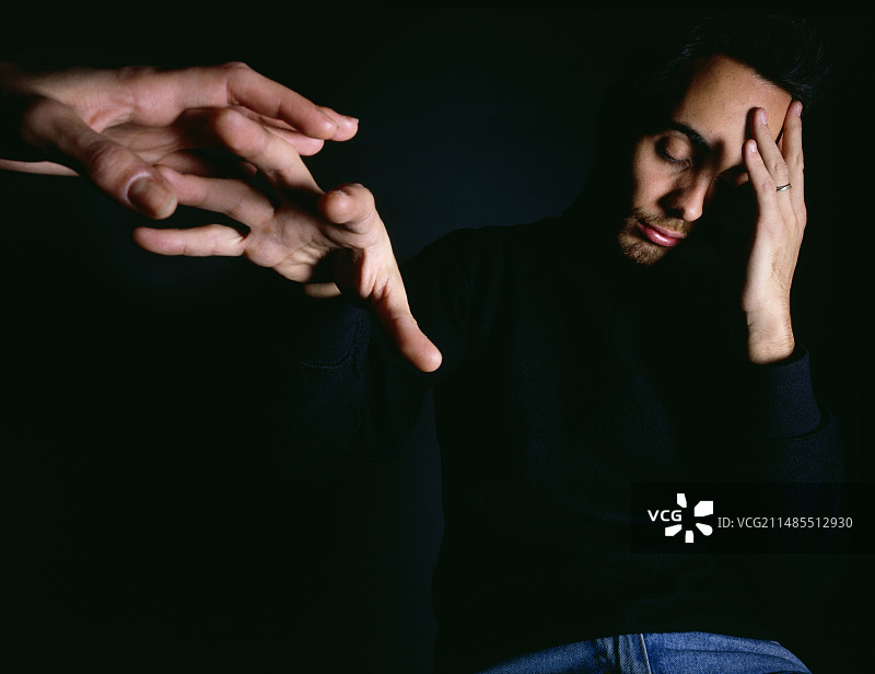 接受催眠的男人图片素材