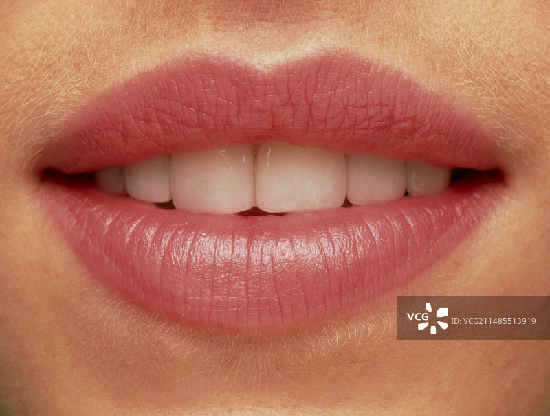 女人露出健康牙齿的嘴部特写图片素材