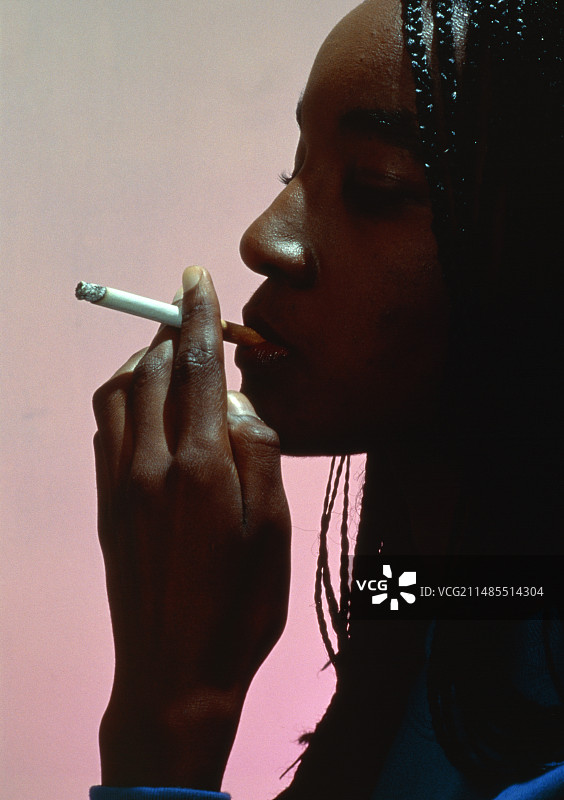 吸烟的女人图片素材