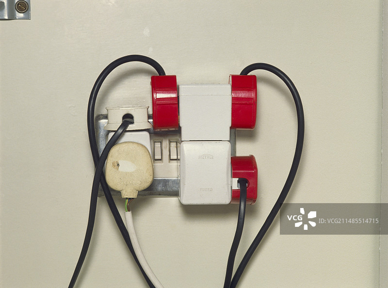 墙壁插座插头超载图片素材