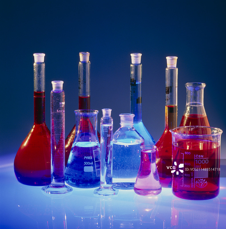 装有化学溶液的实验烧瓶图片素材
