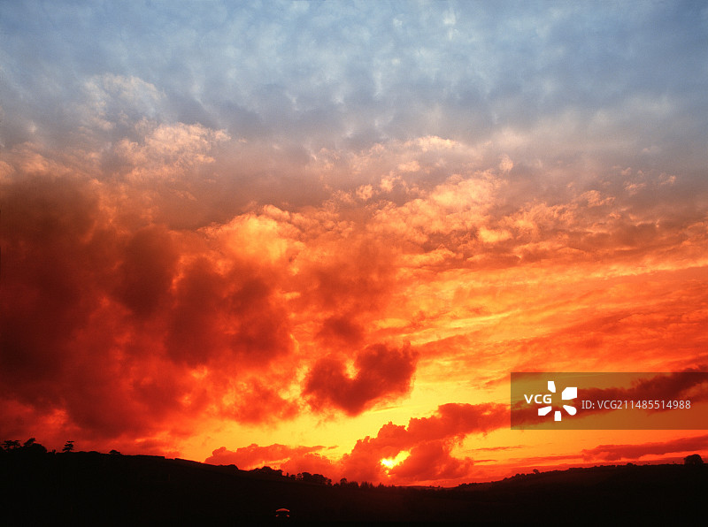 夕阳下的卷积云和层积云图片素材