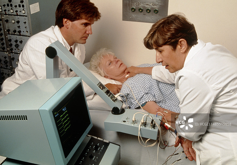 接受肌电图(EMG)肌肉测试的妇女图片素材