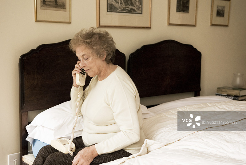 使用电话的老年妇女图片素材