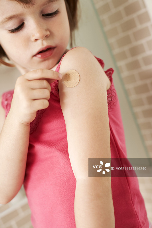 女孩贴膏药图片素材