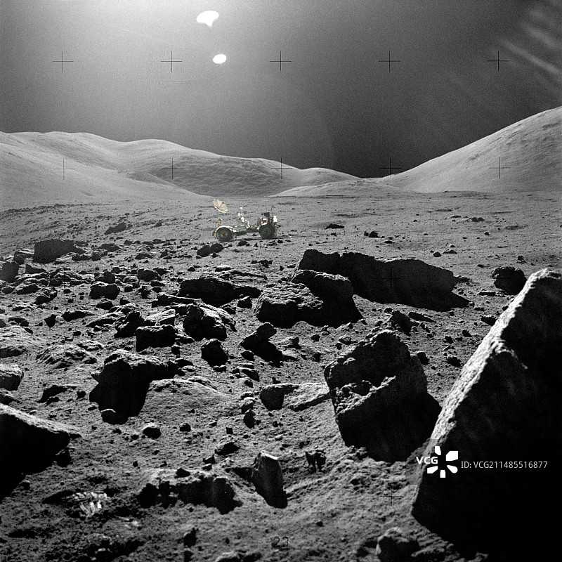 阿波罗17号在卡梅洛特陨石坑边缘的月球车图片素材