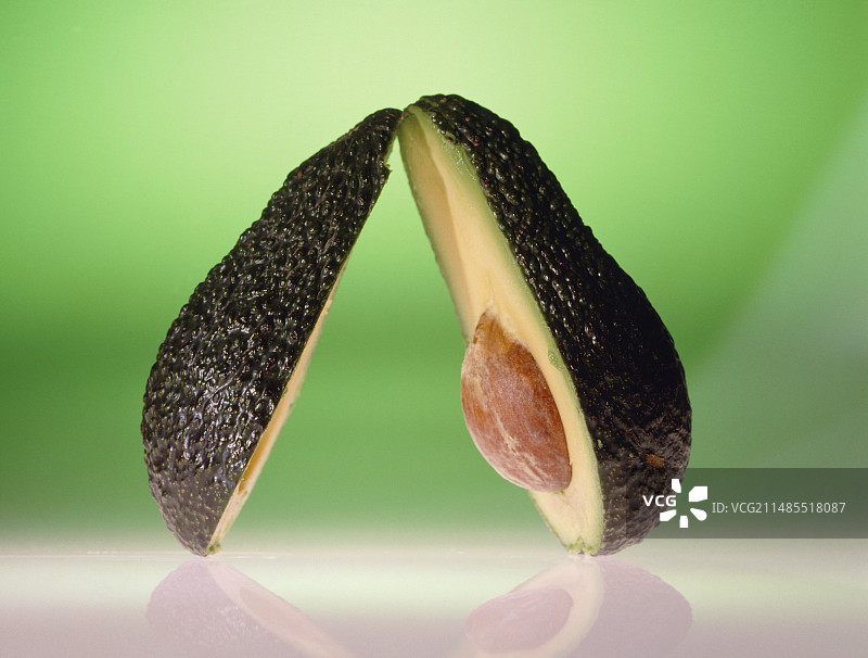 切半露出果核的牛油果图片素材
