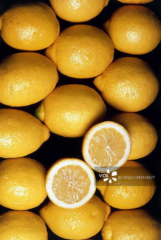 柠檬，其中一个切成两半图片素材