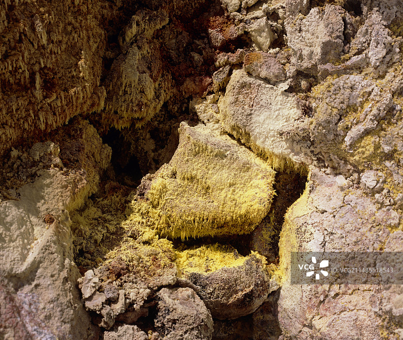 夏威夷火山岩石上的单斜硫磺图片素材