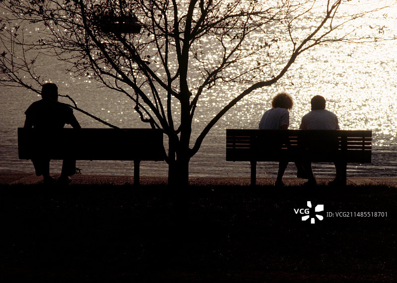 水面反光和长椅上的人图片素材