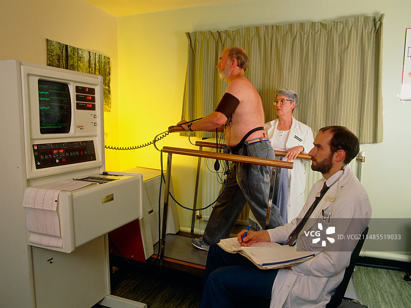 在心电图跑步机上锻炼的男人图片素材