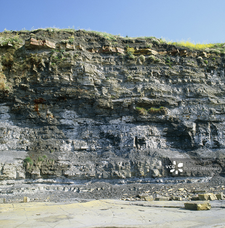 显示水泥石和页岩地层的悬崖景观图片素材