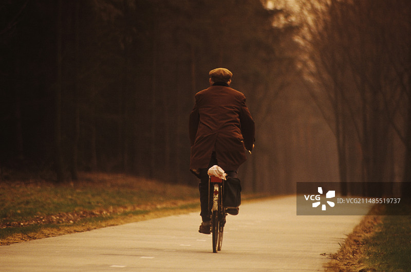 骑自行车的人图片素材