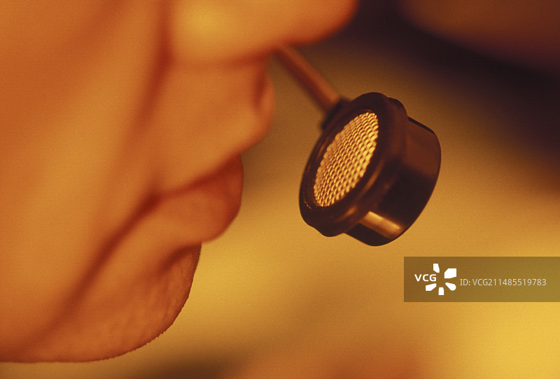 飞行员对着麦克风讲话图片素材