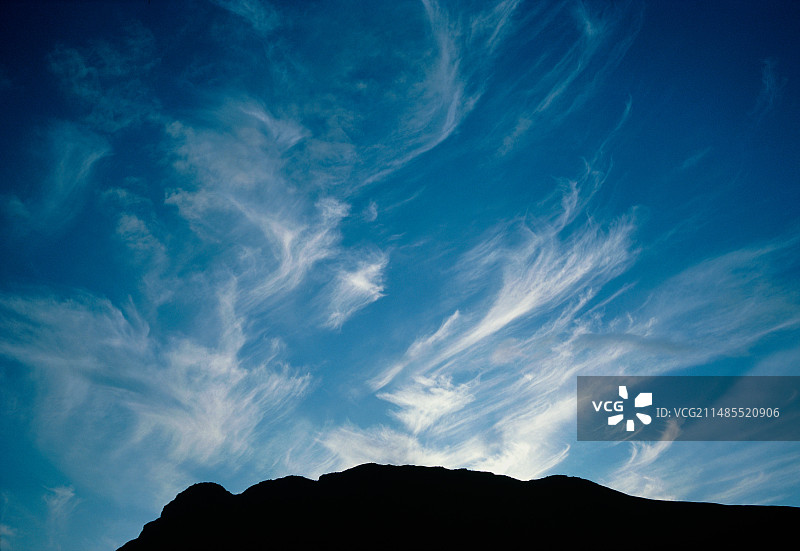 山脊上空的卷云图片素材