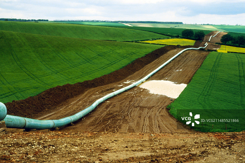 穿过农场的燃气管道图片素材