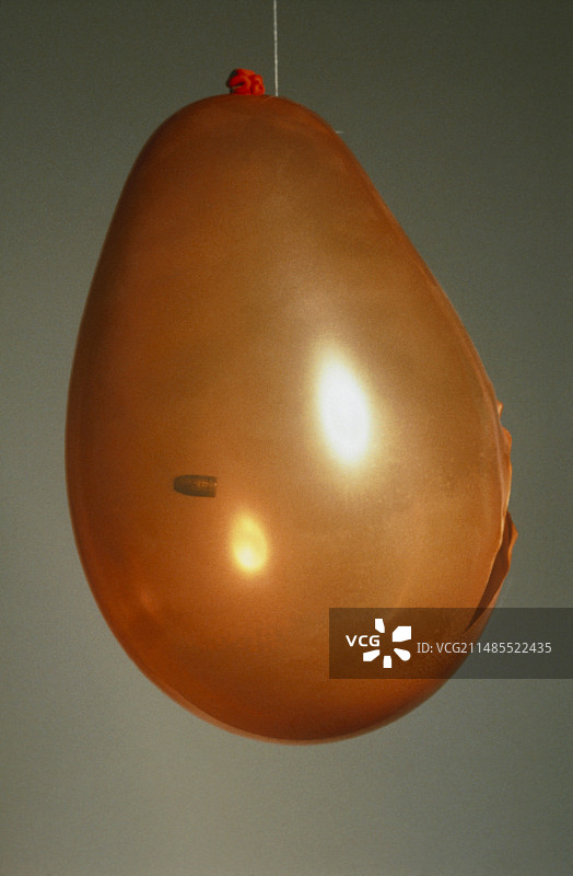 子弹击中气球的高速摄影图片素材