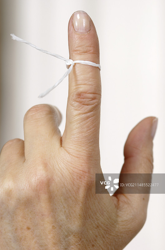 缠绕在手指上的绳子图片素材