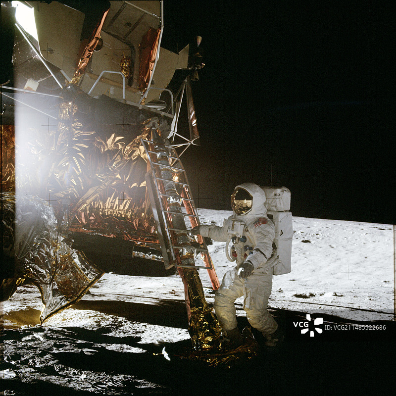 宇航员在登月舱前图片素材