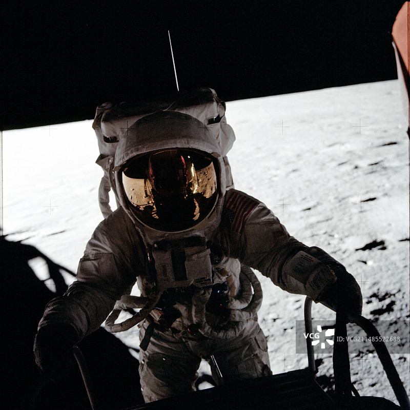 阿波罗12号宇航员下降登月舱图片素材