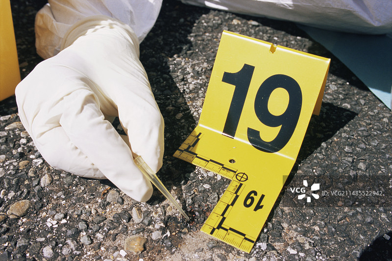 法医人员正在采集血液样本图片素材