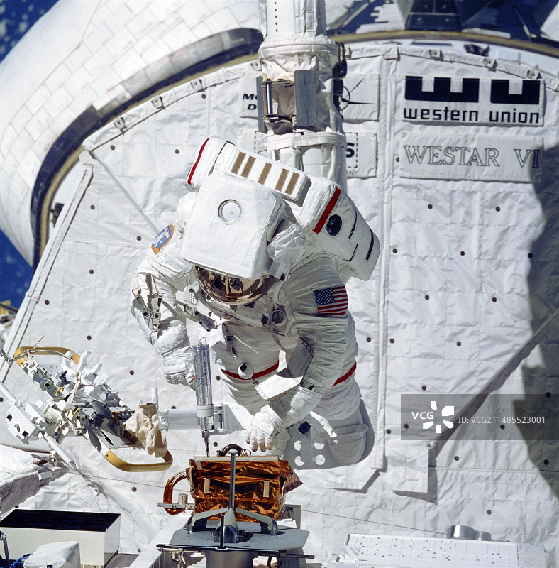 太空行走中的航天飞机宇航员图片素材