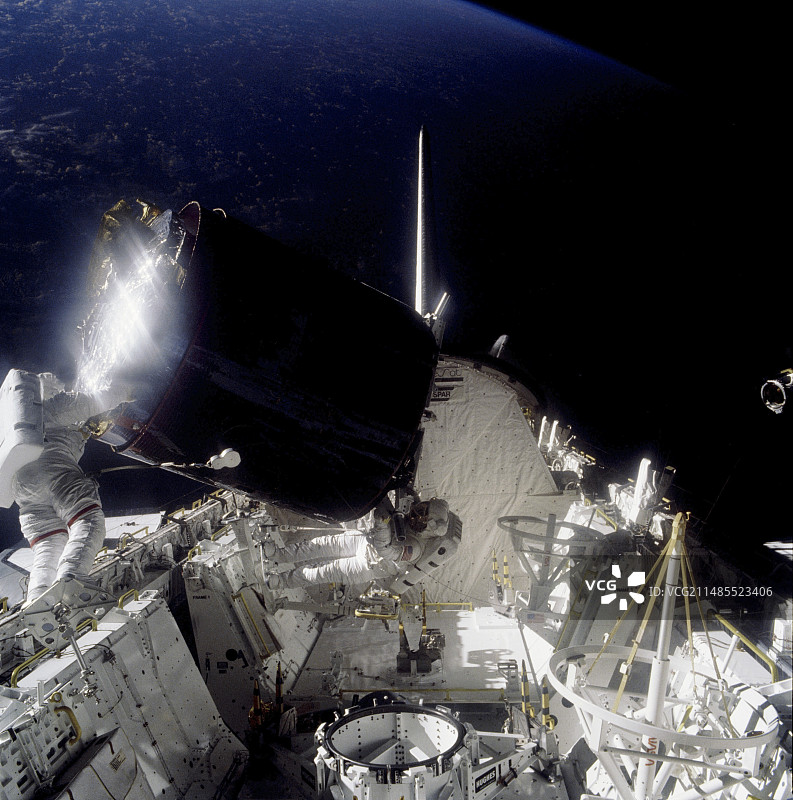 航天飞机捕获帕拉帕B-2卫星图片素材