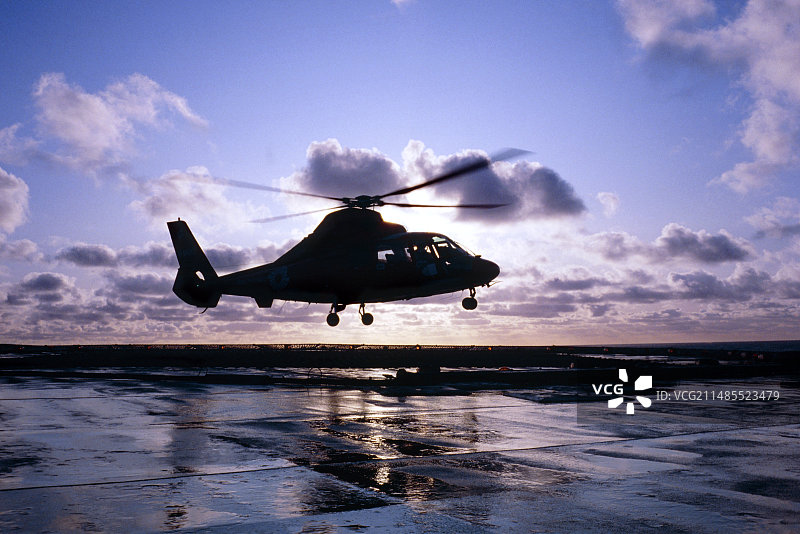 石油钻井平台直升机图片素材