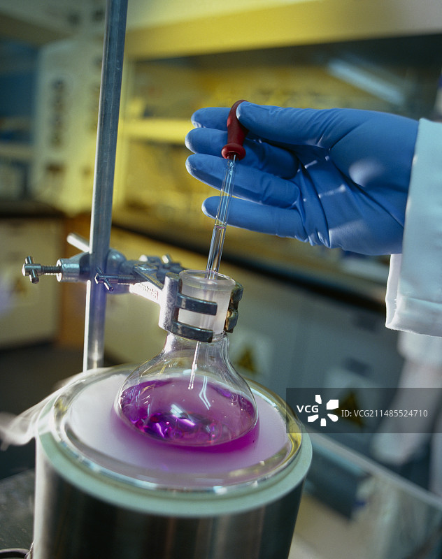 化学家使用移液管图片素材