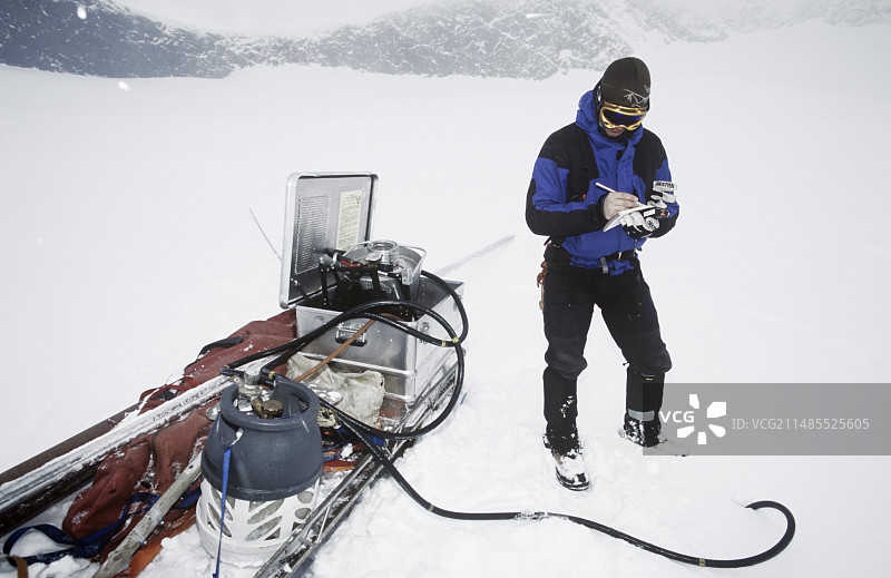 冰川学家在冰川上钻探图片素材