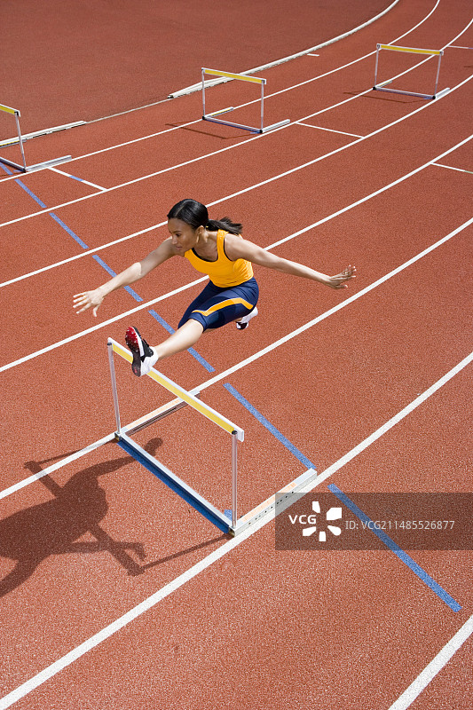 运动员跨越栏架图片素材