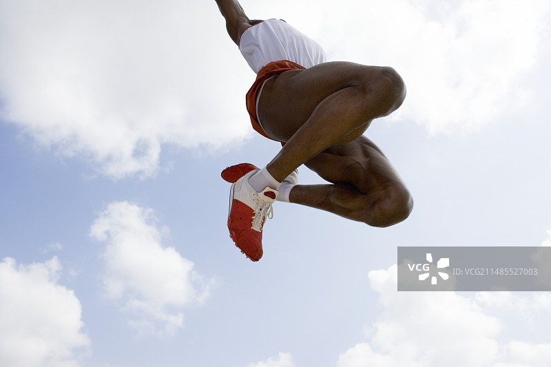 运动员正在跳远图片素材