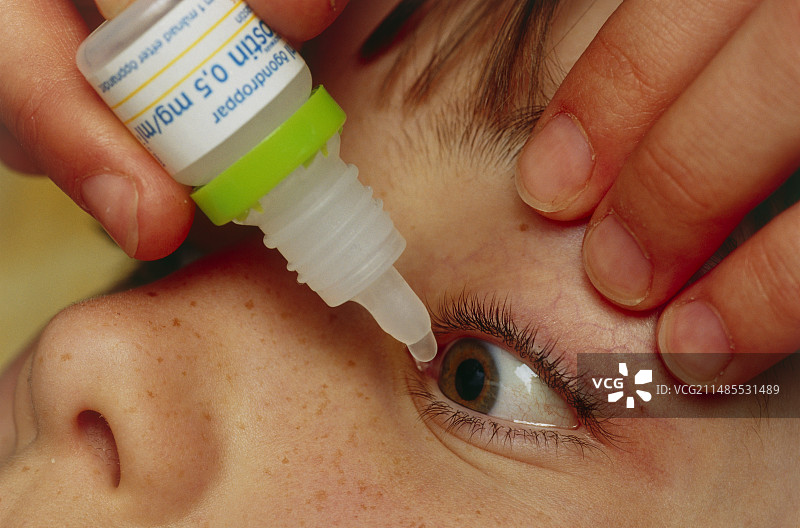 使用滴眼液图片素材