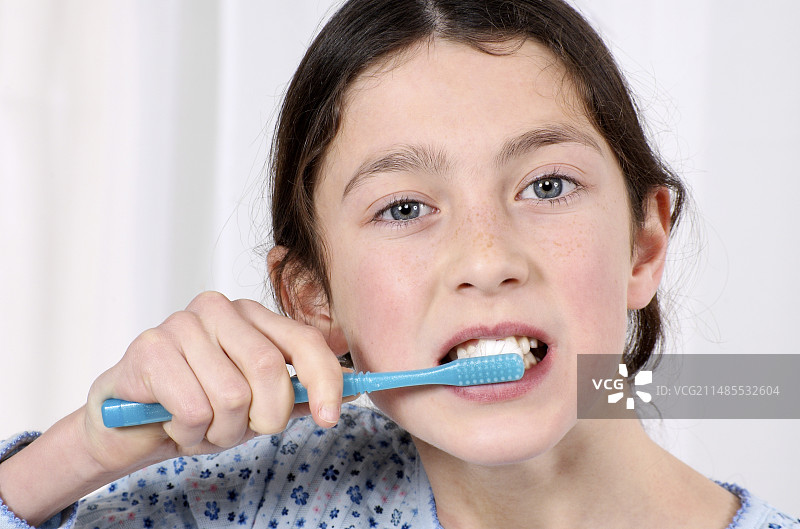 女孩正在刷牙图片素材