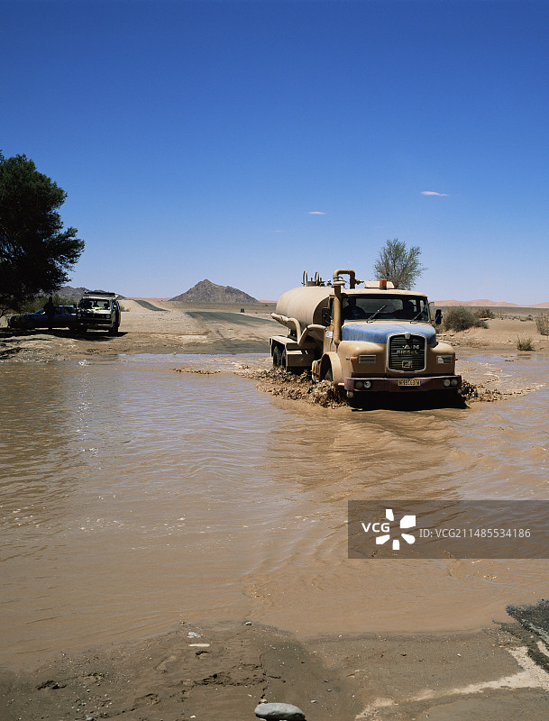 沙漠山洪暴发图片素材