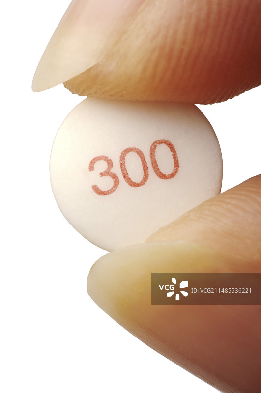 女人拿着药丸图片素材