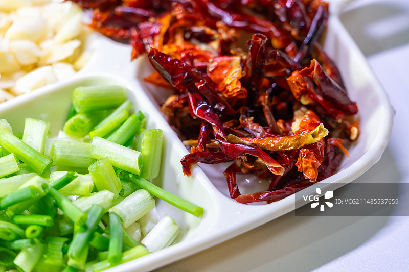 中国传统厨房做菜调香佐料香料大蒜葱花辣椒图片素材