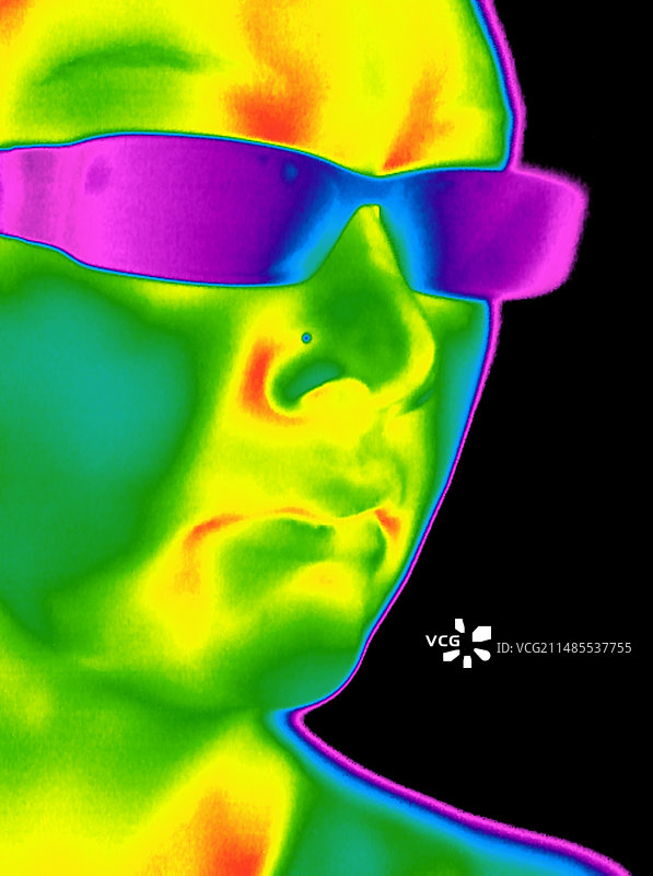 戴墨镜男子的热成像图图片素材
