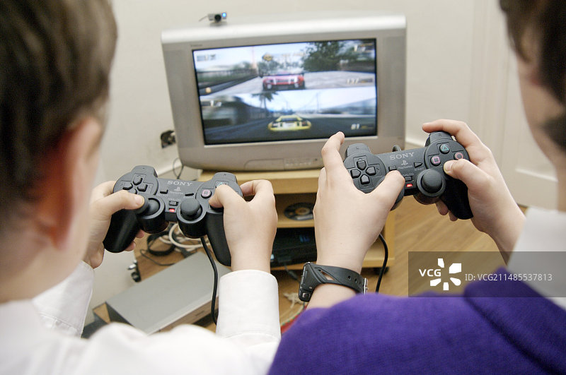玩电子游戏的男孩图片素材