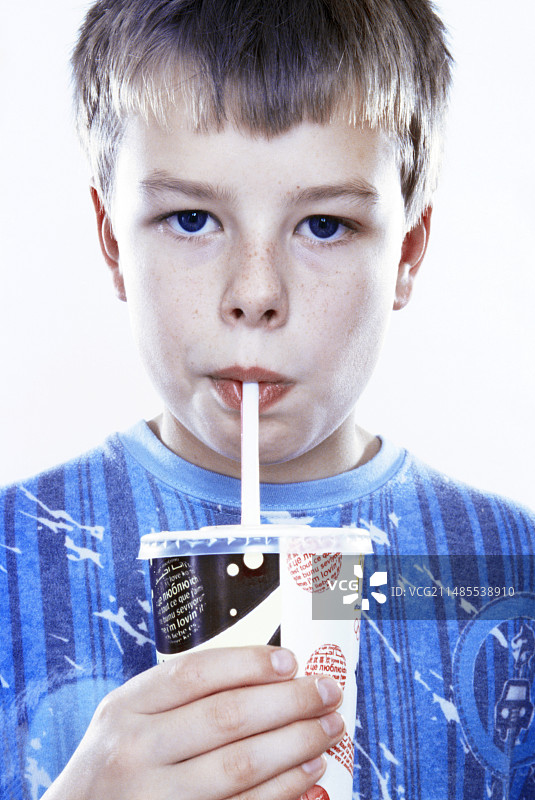 男孩喝汽水图片素材