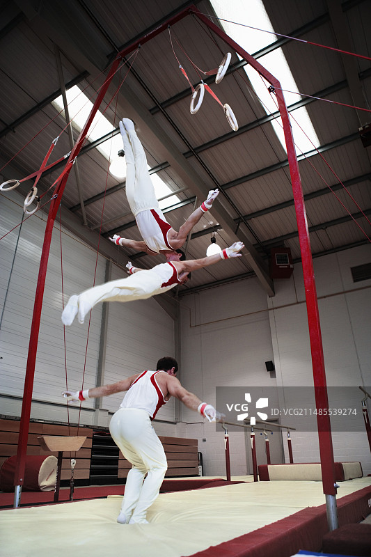 在吊环上表演的体操运动员图片素材