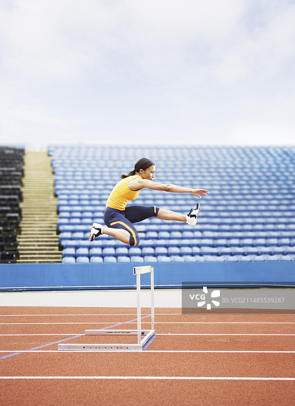 空中的跨栏运动员图片素材