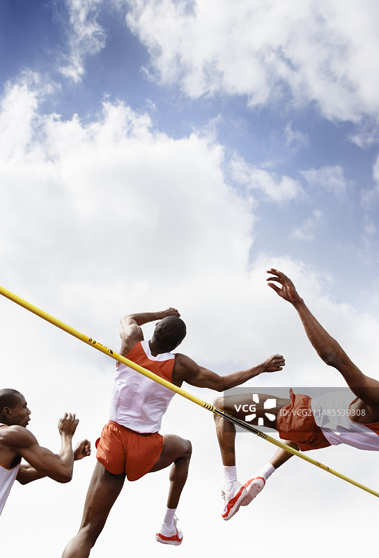 跳高运动员正在越杆图片素材