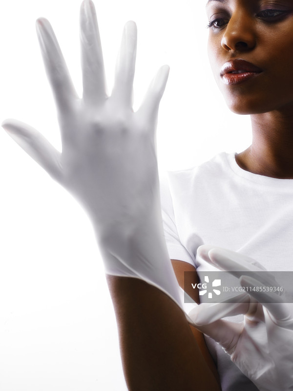 医生戴乳胶手套图片素材