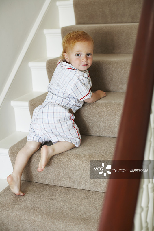 儿童爬楼梯图片素材