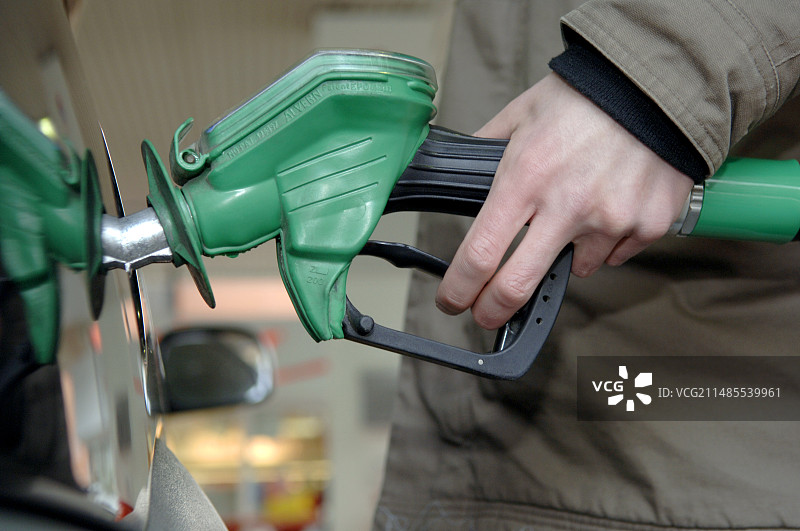 摩托车驾驶员加油图片素材