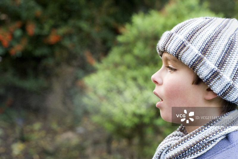 男孩的呼吸在冷空气中凝结图片素材