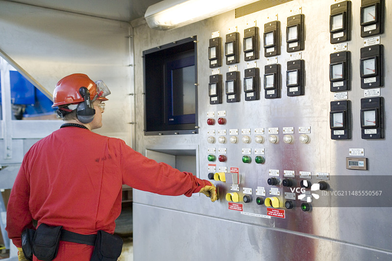 炼油厂工人图片素材