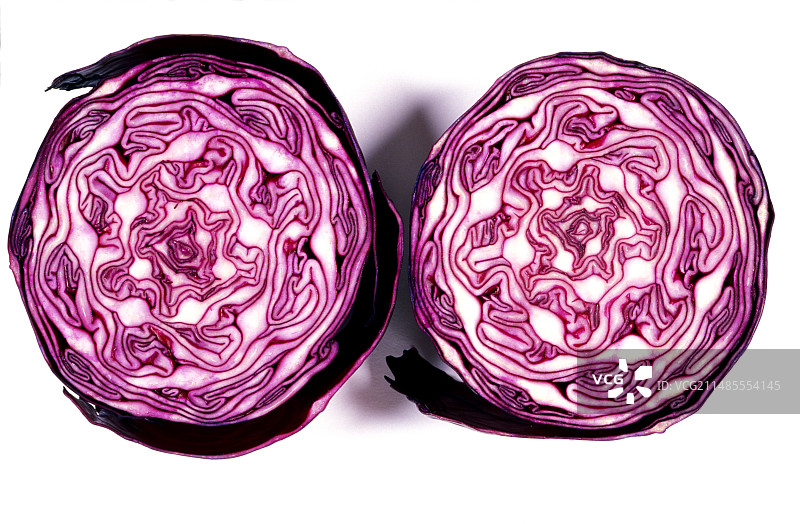 对半切的红卷心菜图片素材