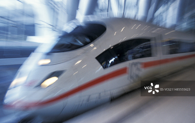 行驶中的特快列车图片素材